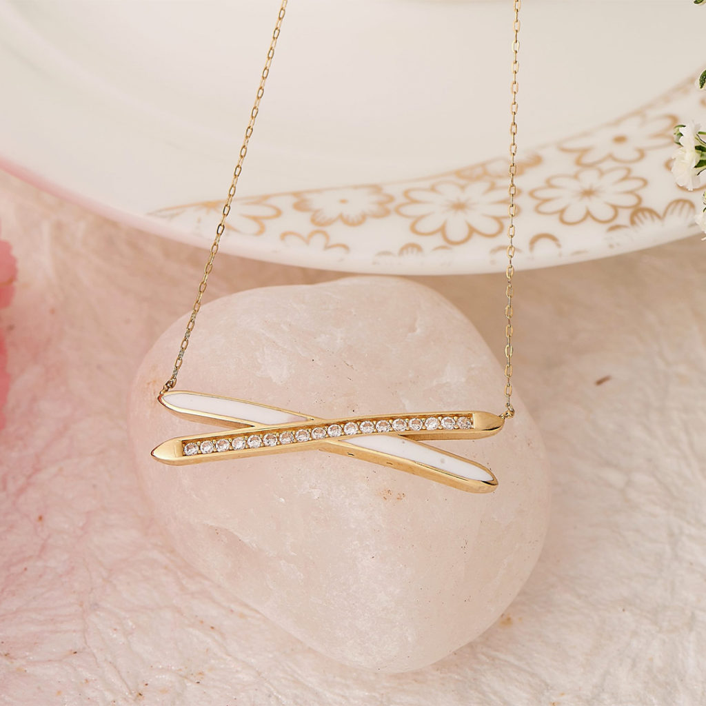 Marvelous modern art pendant-Gold Jewellery Styling Tips