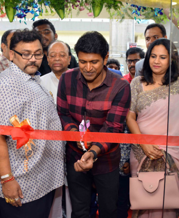Power Star, Puneeth Rajkumar, inaugurated the new Navrathan Jewellery Stores in Rajajinagar